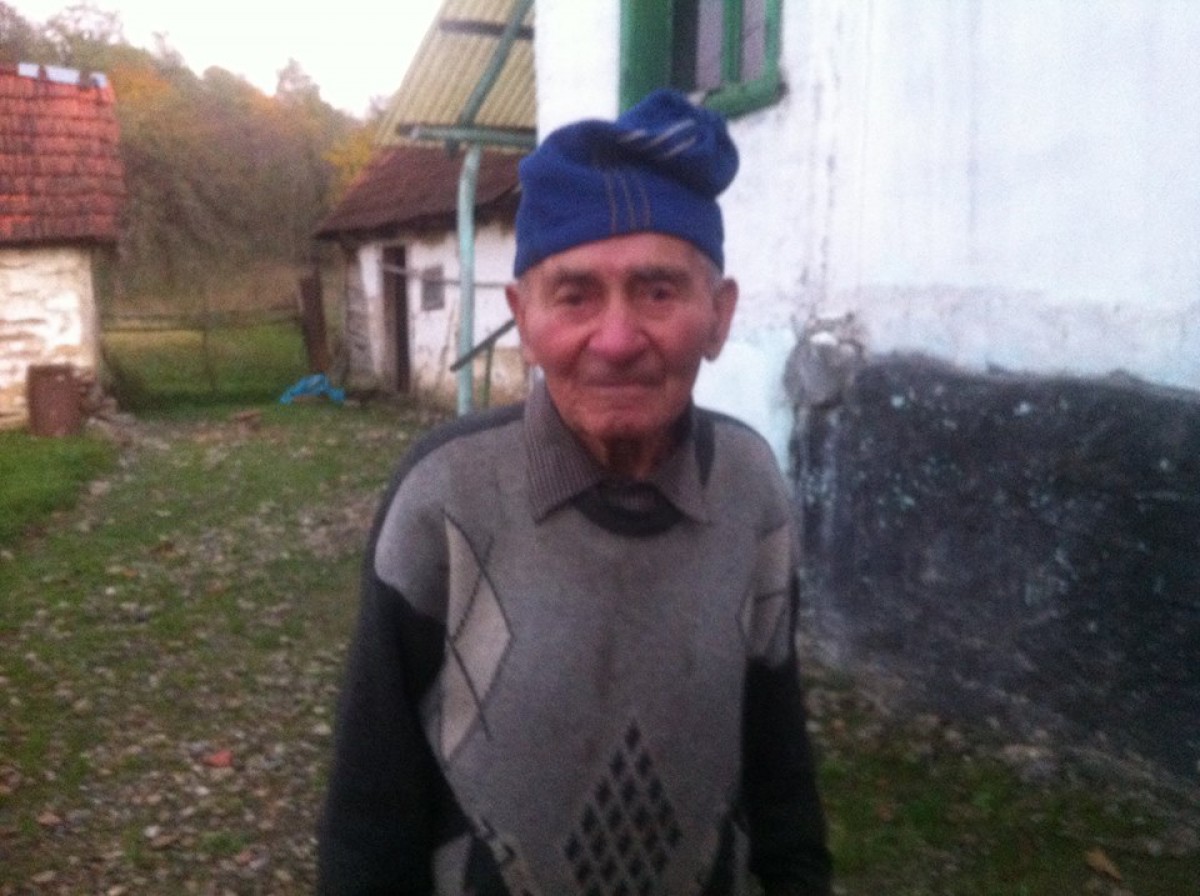 O familie de batrani de 92 de ani au nevoie urgenta de lemne de foc pentru aceasta iarna (Tincova, jud. Caras Severin)