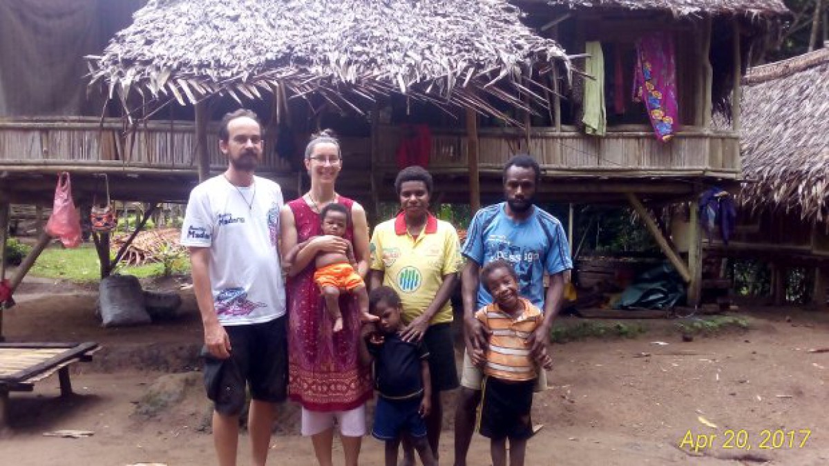 De la sat la centrul de misiune din Ukarumpa, Papua Noua Guinee - familia Dumitriu