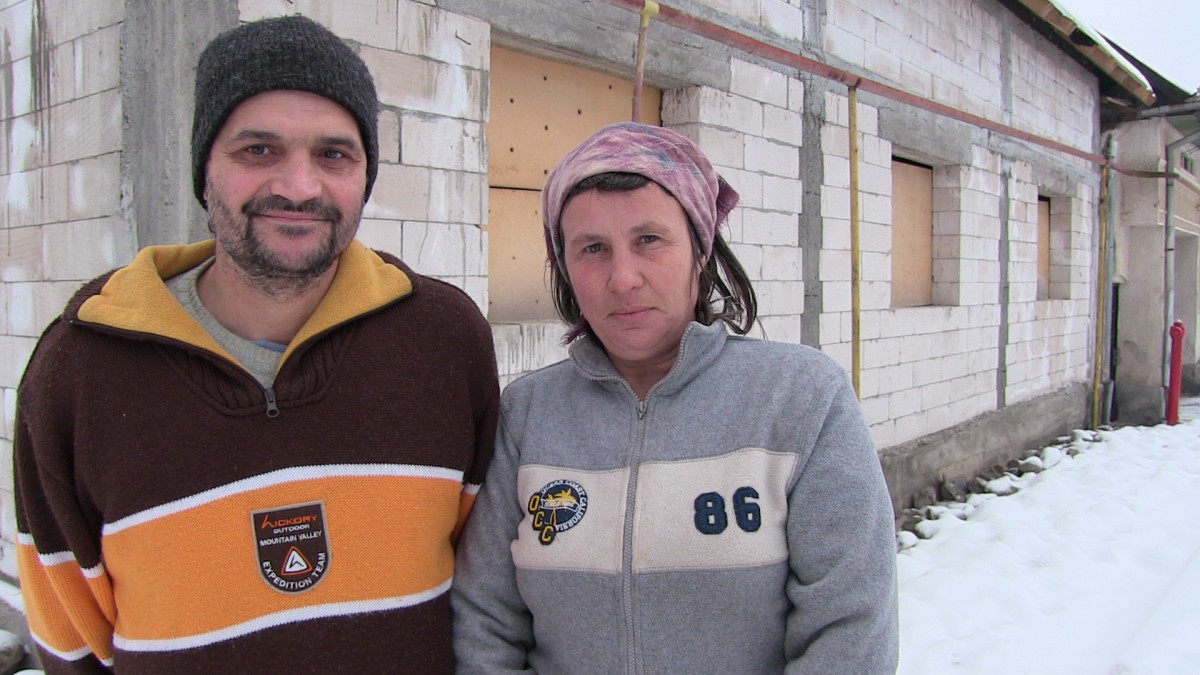O familie de frati penticostali cu 4 copii locuieste in grajd. Hai sa ii ajutam!