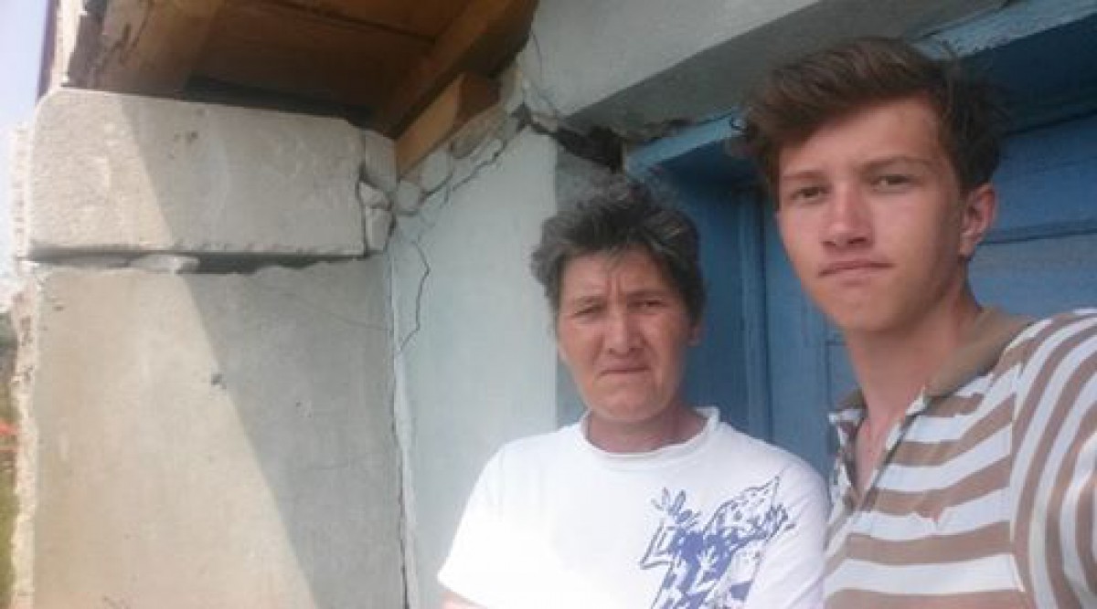 Strigatul disperat al unei mame: "CADE CASA PESTE NOI!"