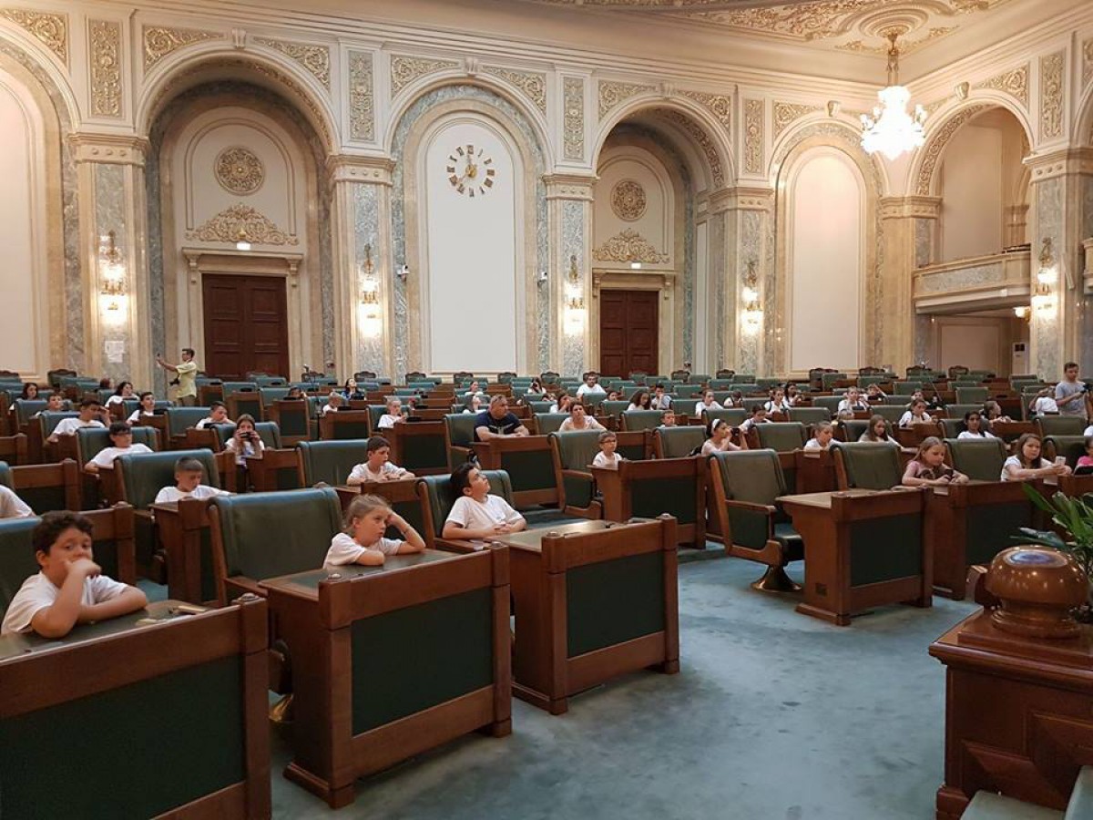 FOTO INEDIT: Familia Bodnariu și Corul de copii Elim Bruxelles în vizită la Parlamentul României